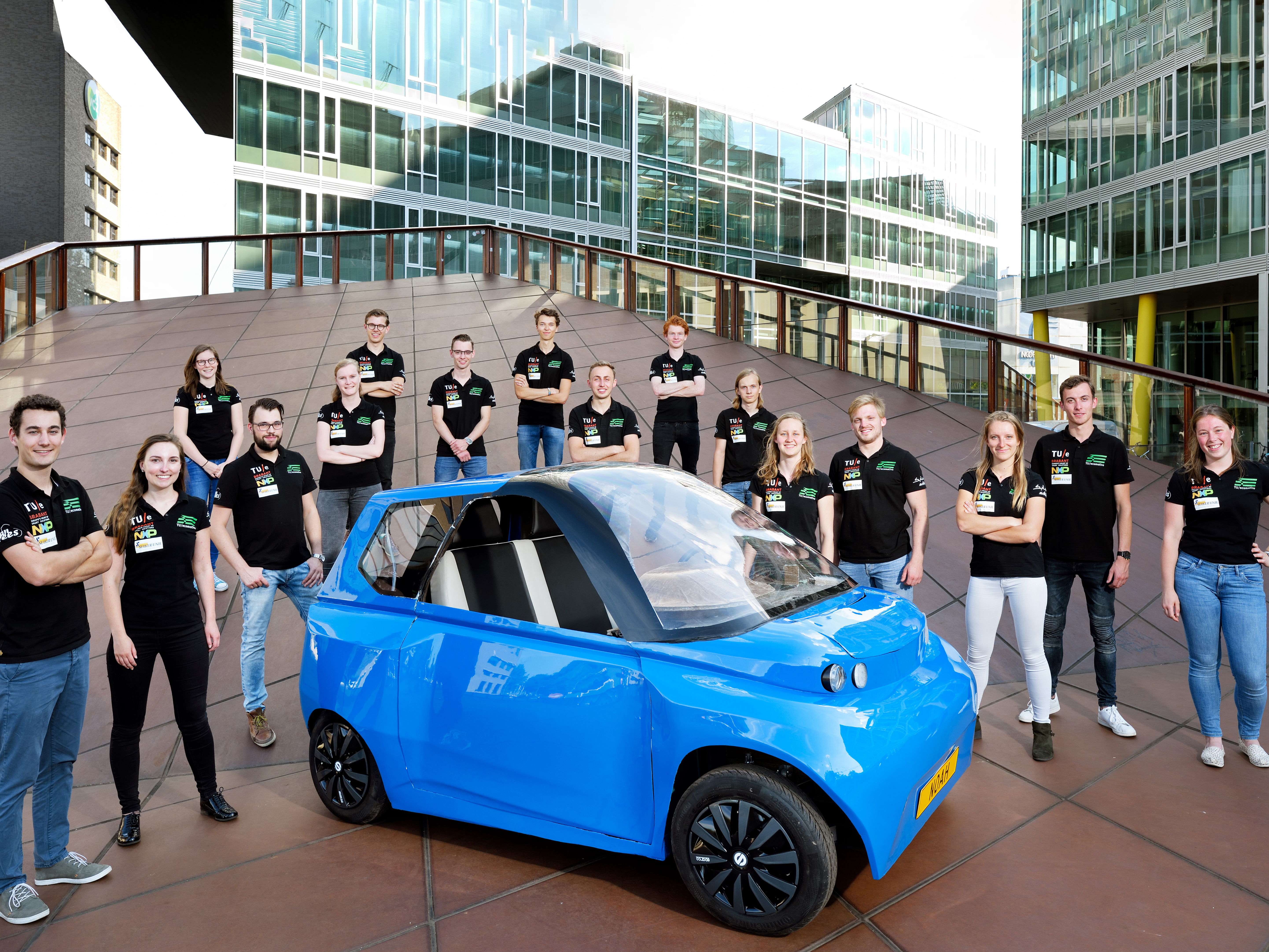 Studenten op toernee door Europa met de duurzame elektrische auto Noah