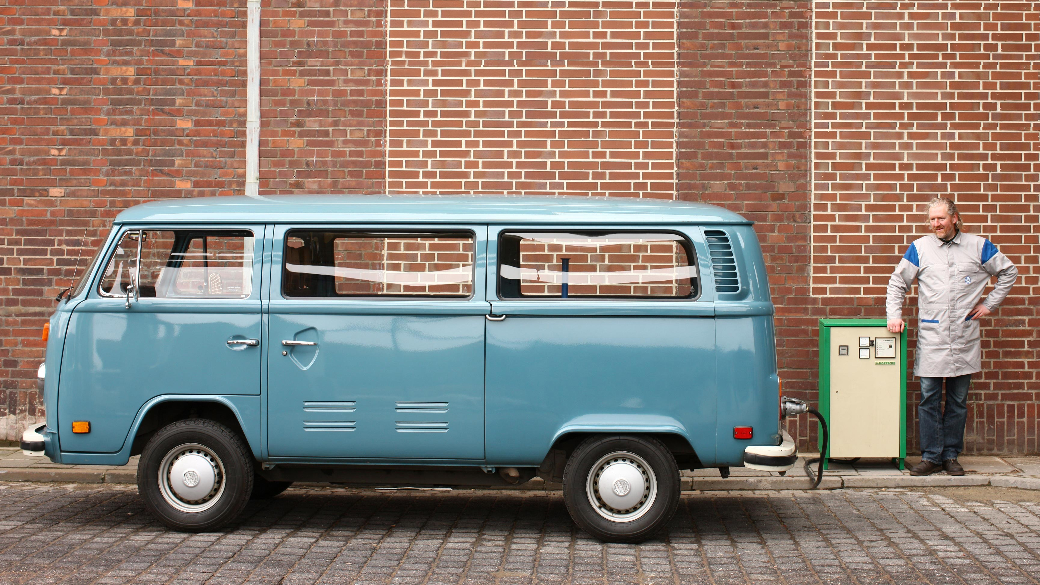 De Volkswagen Bulli wordt opgeladen bij het oplaadpunt