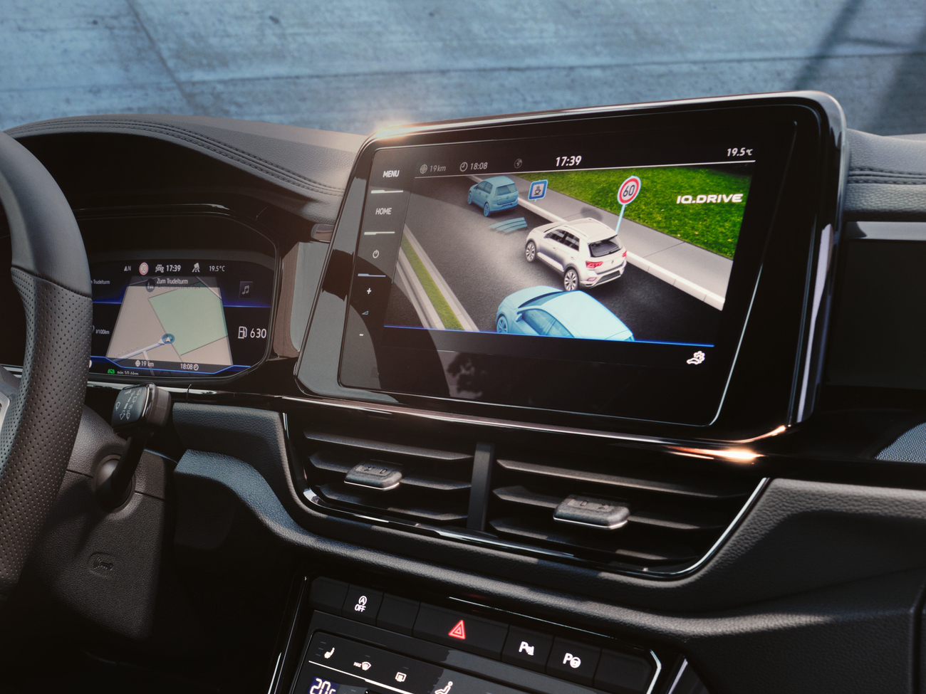 Vrouw in nieuwe T-Roc Cabrio