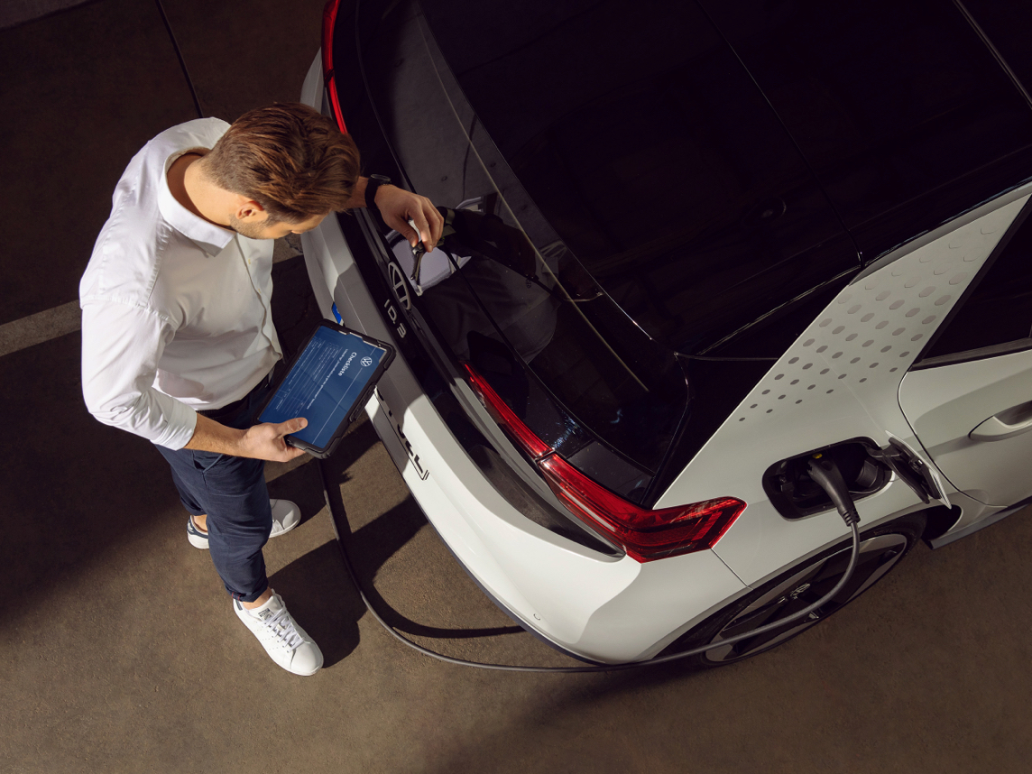 Volkswagen monteur bezig met een service inspectie van een ID. model