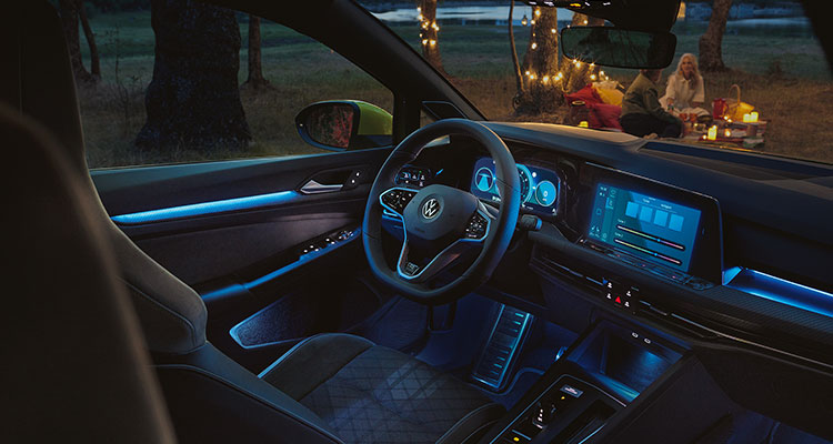 Via Upgrade kun je de kleurenkeuze van de sfeerverlichting in de Volkswagen Golf 8 uitbreiden. 
