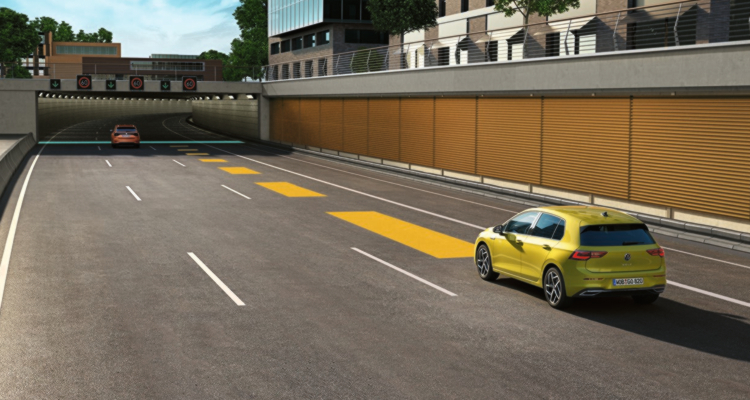 Automatische afstandsregeling (ACC) is een systeem dat voorliggers herkent en automatisch de ingestelde afstand tot deze voertuigen aanhoudt. De VW Golf kan na aankoop met AAC worden uitgerust.